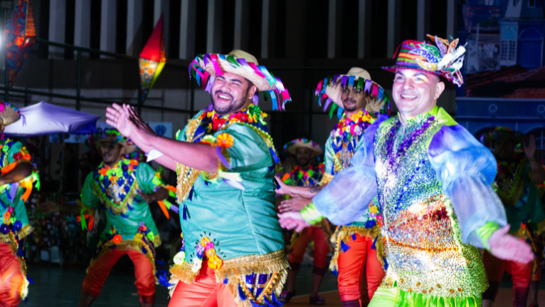 dois homens vestindo roupas multicoloridas numa quadrilha